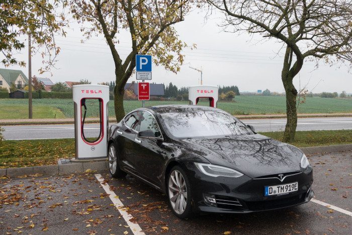 Ein Model S an einem von Teslas Superchargern (Foto: Werner Pluta/Golem.de)